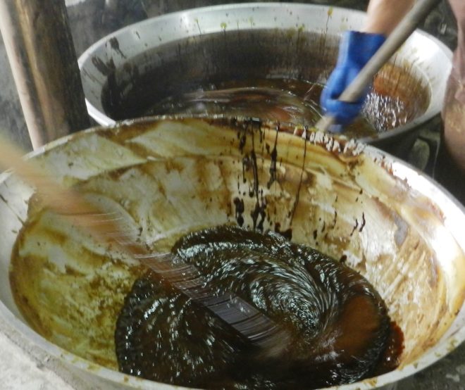 黒糖を別の鍋に移す